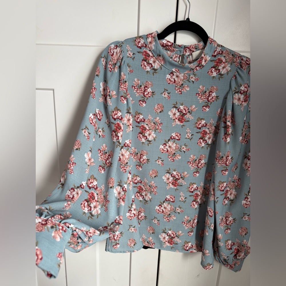Like new RO&DE Floral Puff Sleeve Blouse in delicate floral pattern. Size M. - Picture 3 of 5